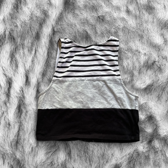 Crop Top 🖤 - Picture 3 of 3